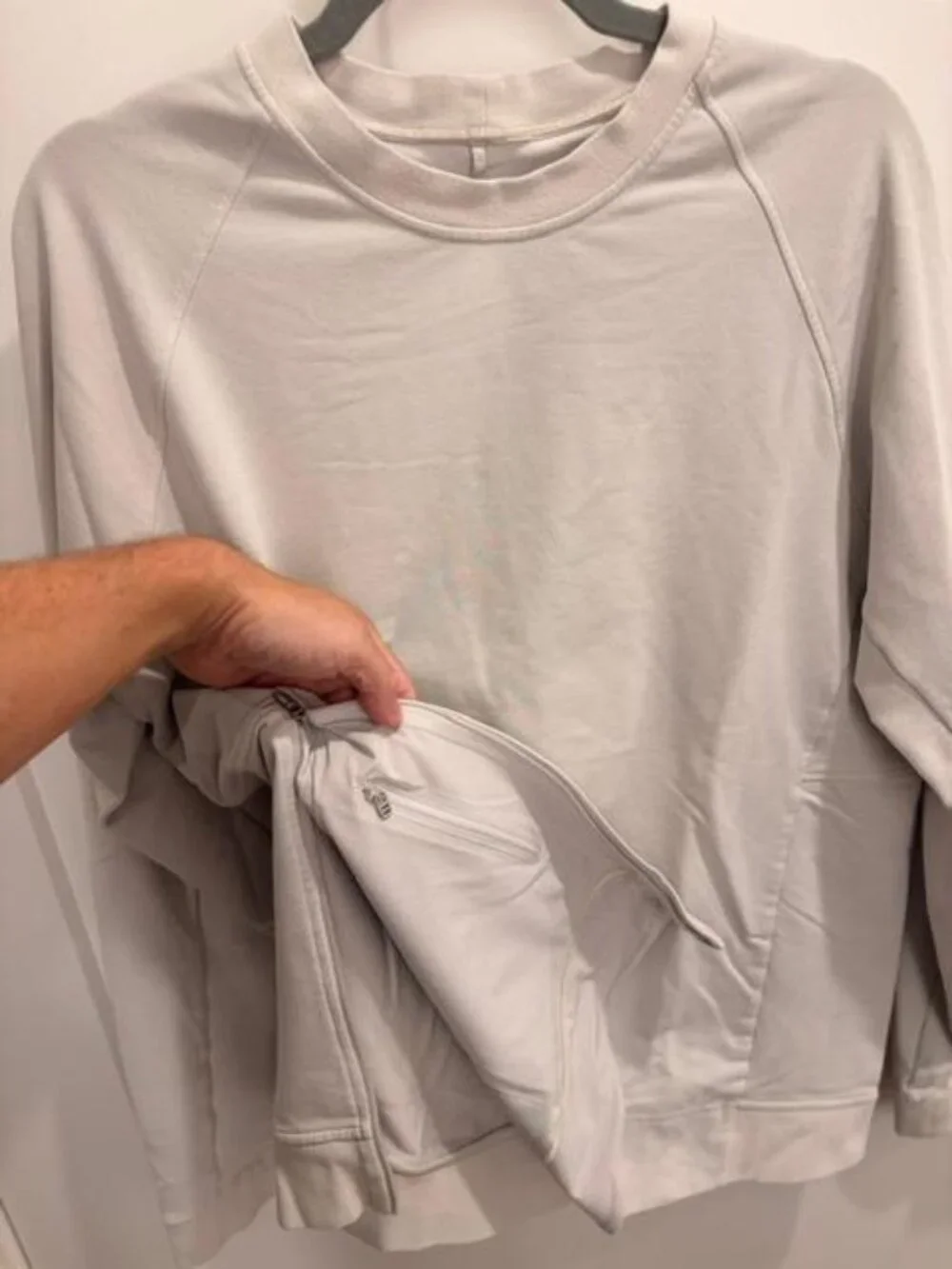 LULULEMON - Mens Sweatshirt with size zipper vent and hidden pocket